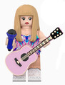 Taylor Swift Eras Tour Figur mit pinker Country Gitarre