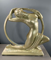 Art Deco Statue Putz Frau im Ring Statue