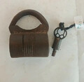 Altes Vintage schönes rundes handgefertigtes Schraubenschloss aus Eisen mit S...