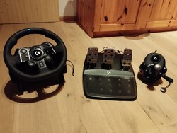 Logitech G923 TRUEFORCE Lenkrad + Pedale + Shifter für PS5 / PS4 / PC 