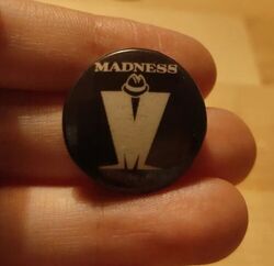 Vintage Pin Anstecker - Madness - 25 mm 1 Zoll Original 1980er