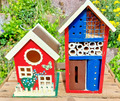 kleines deko Vogelhaus mit kleinem Insektenhotel,