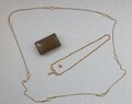 Konvolut Schmuck goldfarben Ketten und Ohrstecker im alten Messingkistchen