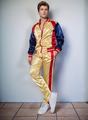 Schimmernde Eleganz: Activewear-Ensemble aus goldenem Satin-Nylon