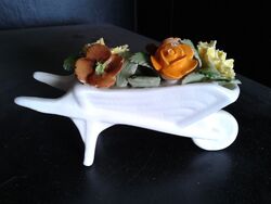 HEALACRAFT Vintage Knochen Porzellan Schubkarre gefüllt mit Porzellanblumen und Laub