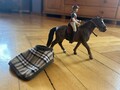 Schleich Reiterin mit Pferd, Sattel, Trense, Pferdedecke