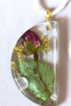 Modeschmuck, Halskette mit Anhänger aus Epoxidharz, Rose