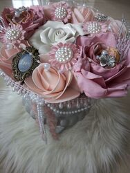 schöne Frühlingsdeko Tischgesteck rosa weiß Blumendeko Shabby Hochzeitsdeko
