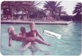 Vintage Fotografie Lucky Guy tummelt zwei oben ohne Damen Schwimmbad 1980er