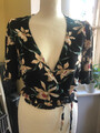 Schwarze, kurze  Wickelbluse mit Blumen und Rüschen von ZARA Gr. S
