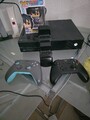 Xbox One mit controller und videospiele