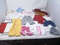 Puppenkleidung 14 Teile, Schuhe, Pullover, Blusen, Mützen, Socken, Schlafsack...