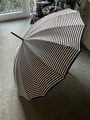 Eleganter gestreifter Sonnenschirm - beige/schwarz Frank Usher - perfekt für Ascot