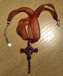 Halskette Halsband mit Kreuz-Anhänger, rote Strasssteine, Chiffonband