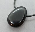 SCHWARZER OBSIDIAN EDELSTEIN-ANHÄNGER TROMMELSTEIN - gebohrt - mit Lederband