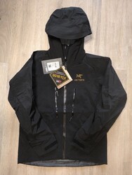 Arc'teryx Alpha SV Jacke (Gold Logo) – 24K Black, Größe M