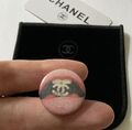SELTENE CHANEL VIP Badge Brosche /CHANEL AUTHENTIQUE Samttasche - Paris Frankreich