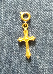 kleiner goldener Charm Anhänger filigranes Kreuz mit Feder-Karabiner Holy Cross