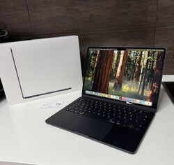 Apple MacBook Air 13,6 Zoll (256GB SSD, Apple M2, 8GB RAM) Laptop - Mitternacht