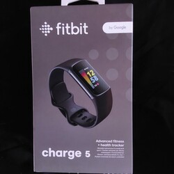 Fitbit Charge 5 mit vielen Armbändern