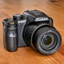 Panasonic LUMIX FZ150 (wie Leica V-Lux 3; 12,1 MP, 24x Zoom, Leica Objektiv)