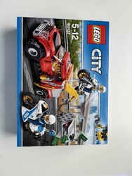 LEGO CITY: Abschleppwagen auf Abwegen (60137)