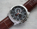 Citizen Herrenuhr Chronograph Quarz Leder WR100 Tag Datum graues Ziffernblatt Stahl