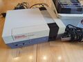 Nintendo Entertainment System NES inkl. 15 Spiele Game Genie mit 2 Kontroller