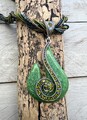 Halskette, Collier, Modekette,mehrreihig,gedreht, grosse Spirale,Strass grün NEU