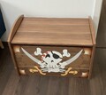 Jugendzimmer Komplett Set Piraten- Möbel- Schrank, Bett, 2 Regale Und Truhe
