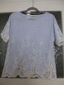 Kurzarm-Baumwoll-Bluse mit Spitze "OUI" hellblau/weiß, Gr. 40, f. NEU