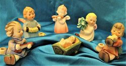 Weihnachtsfiguren Goebel Hummel grüne Krippe mit Jesuskind 5 Engel Porzellan