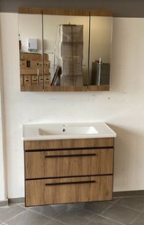 Badmöbel set mit waschbecken und spiegelschrank