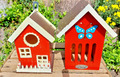 kleines deko Vogelhaus mit kleinem Insektenhotel ohne Inhalt