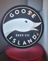 Goose Island Innenbereich beleuchtet - Männerhöhle - Pub - Bar