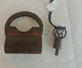 Altes Vintage schönes rundes handgefertigtes Schraubenschloss aus Eisen mit S...