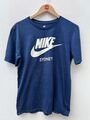 T-Shirt Nike Sydney Spellout Logo sportlich geschnitten marineblau Größe M Medium