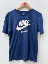 T-Shirt Nike Sydney Spellout Logo sportlich geschnitten marineblau Größe M Medium