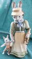 Villeroy & Boch große Hasenmama Mamahase mit Hut und Kind an der Hand Tracht OVP