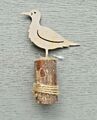 rostiges Metall Vogel Silhouette auf einem Baumstamm mit Schnur