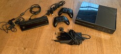 Microsoft Xbox One X 1TB Spielekonsole + Kinect Sensor + 2 Controller Schwarz