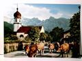 Krün / Bayer. Alpen. Dorfmotiv mit Karwendelspitze. Alte AK farbig, gel. ca 70ge