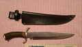 Großes altes massives Jagdmesser/Bowiemesser mit Lederscheide, unbenutzt