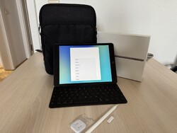 Apple iPad 9.Generation WiFi 64GB Space Grau mit original Apple Smart Keyboard