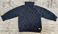 Marineblauer Pullover für ein kleines Kind mit glänzendem Faden, handgefertigt.