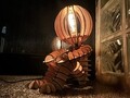 Vintage Holz Lampe mit Glühbirnenoptik - Sitzender Mensch
