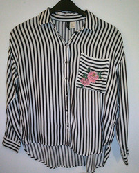Weiß/schwarz gestreifte Bluse Langarm mit bestickter Brusttasche Gr. 34
