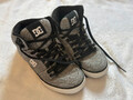 graue DC Schuhe