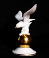 Gerold Weißer Porzellan Vogel auf Goldkugel 12 cm