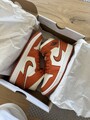 Nike Air Jordan 1 Mid SE | Gr. 36 | Orange Weiß